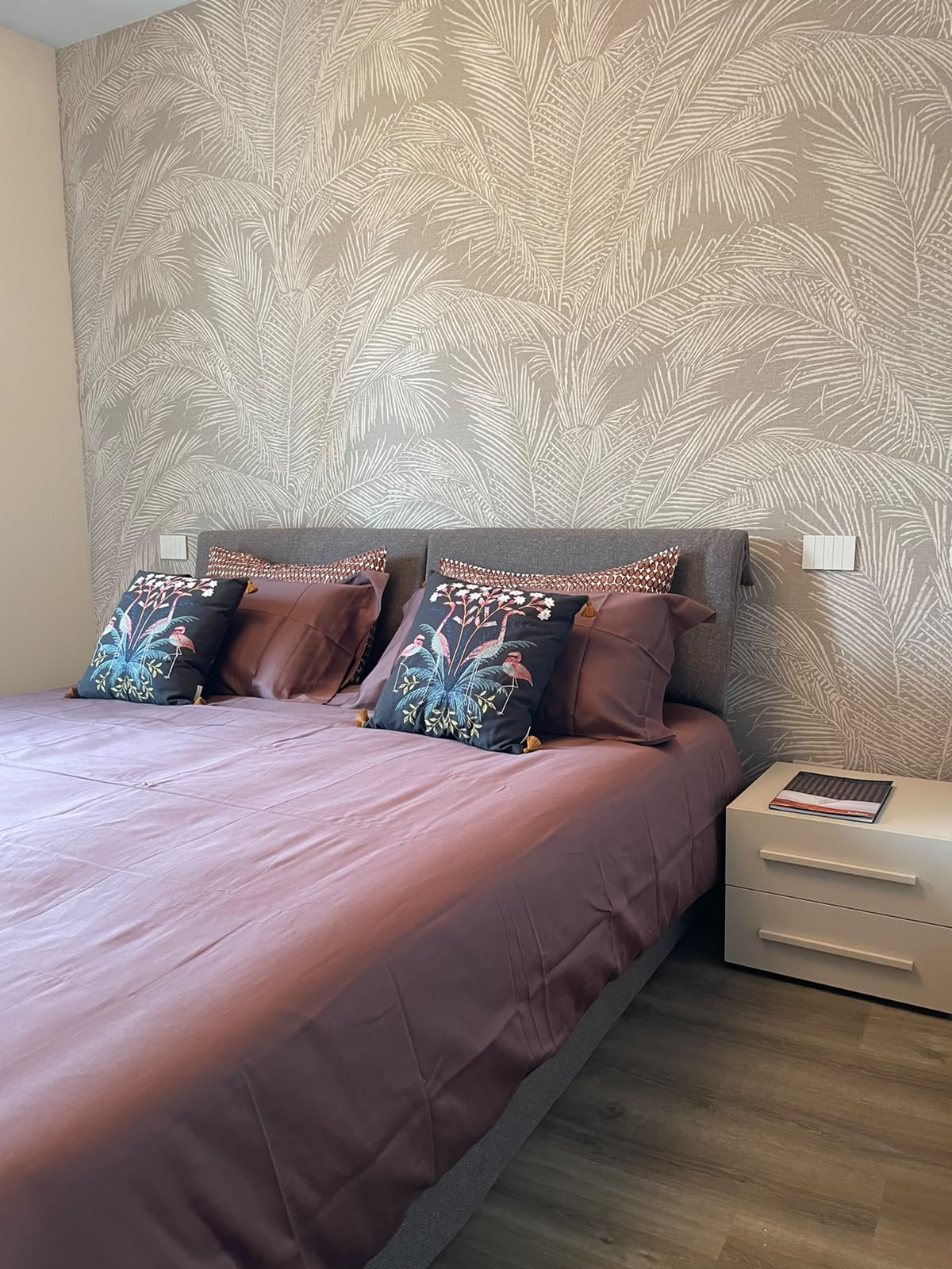 Schlafzimmer mit Doppelbett und gemusterter Wand