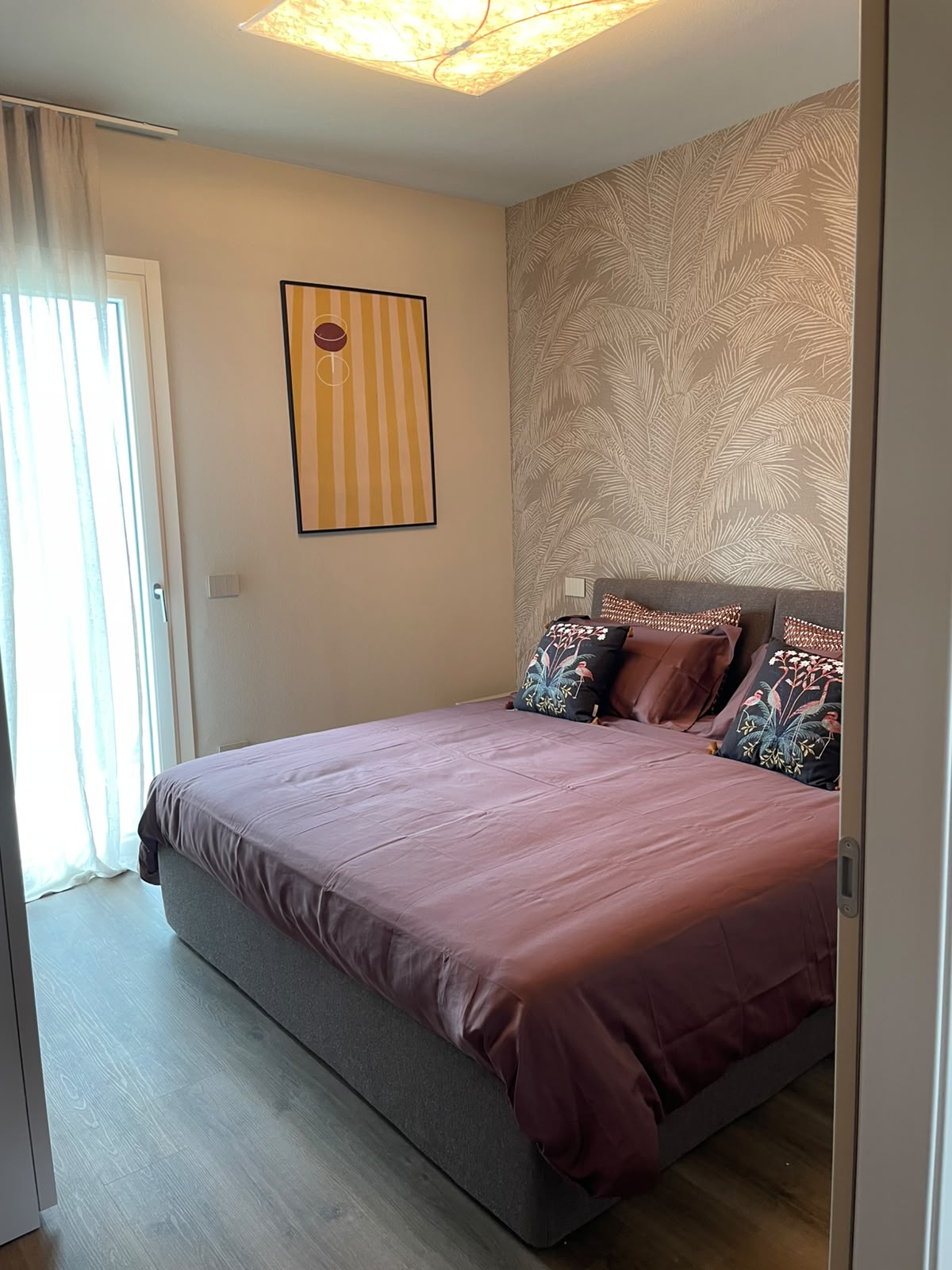 Schlafzimmer mit Doppelbett und Terrassentür