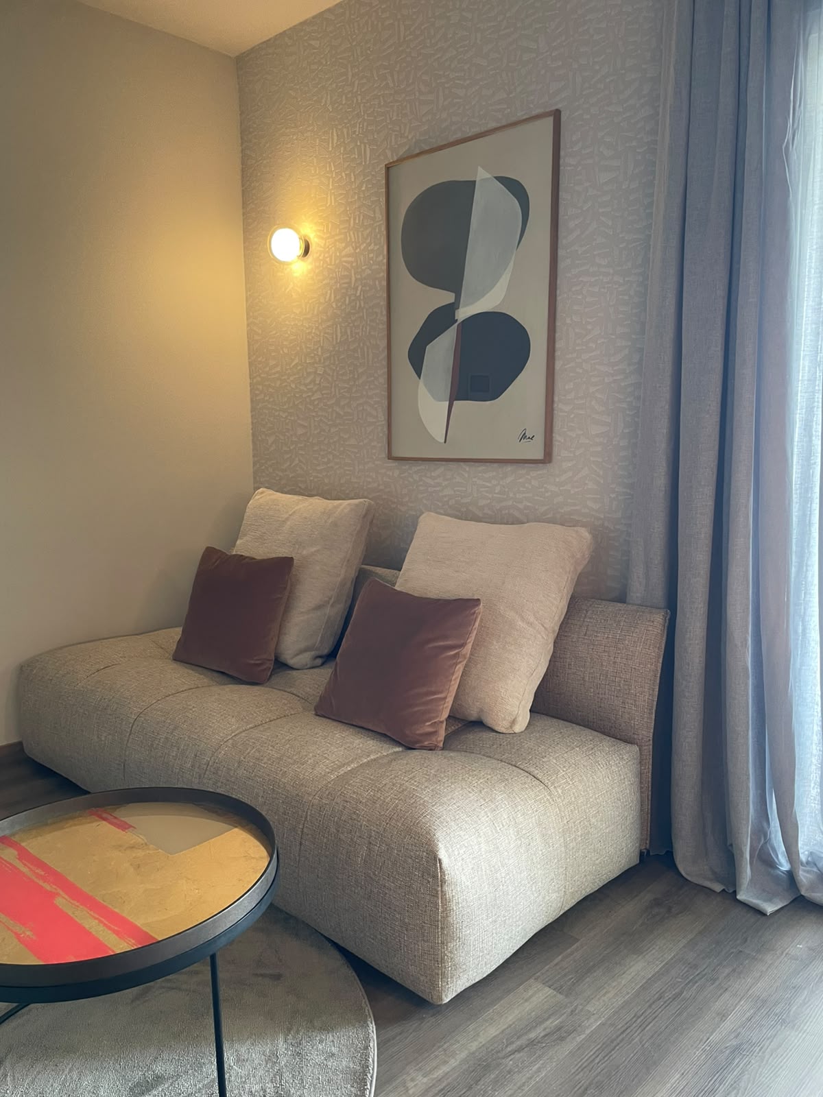 Sitzbereich mit Sofa und gerahmtem Bild