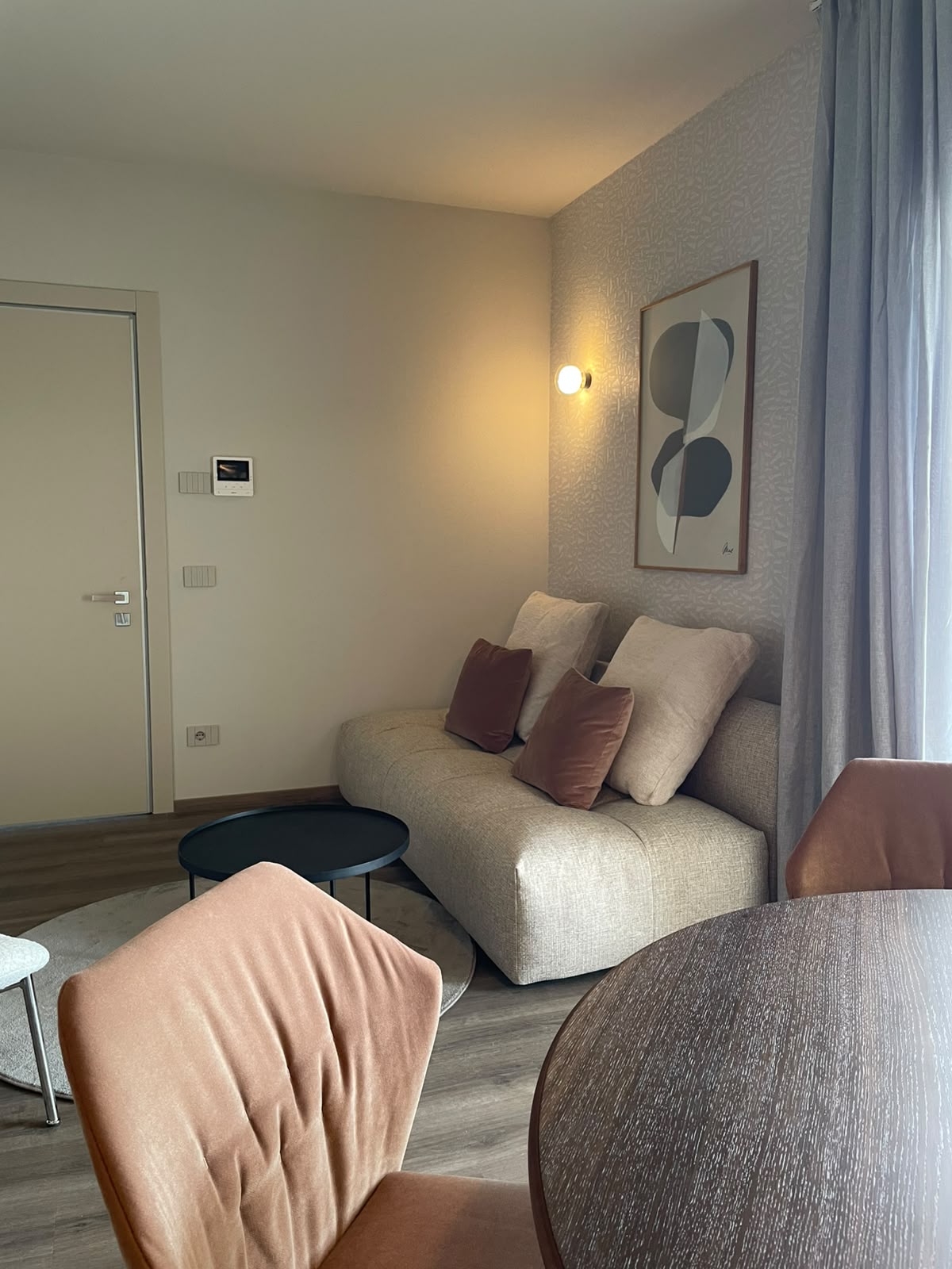 Wohnbereich mit Sofa und angrenzendem Essplatz