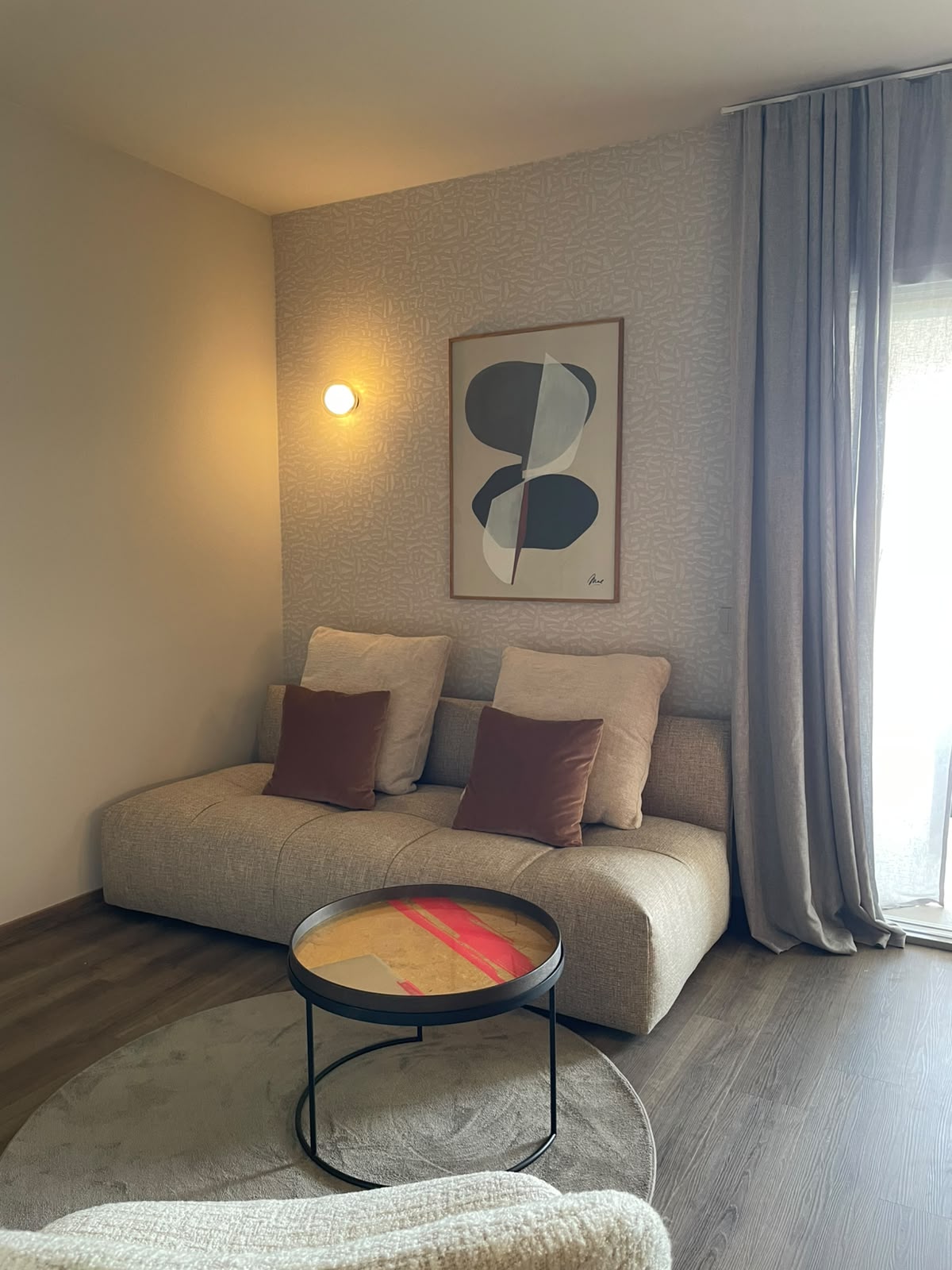 Wohnbereich mit Sofa, Beistelltisch und Terrassentür