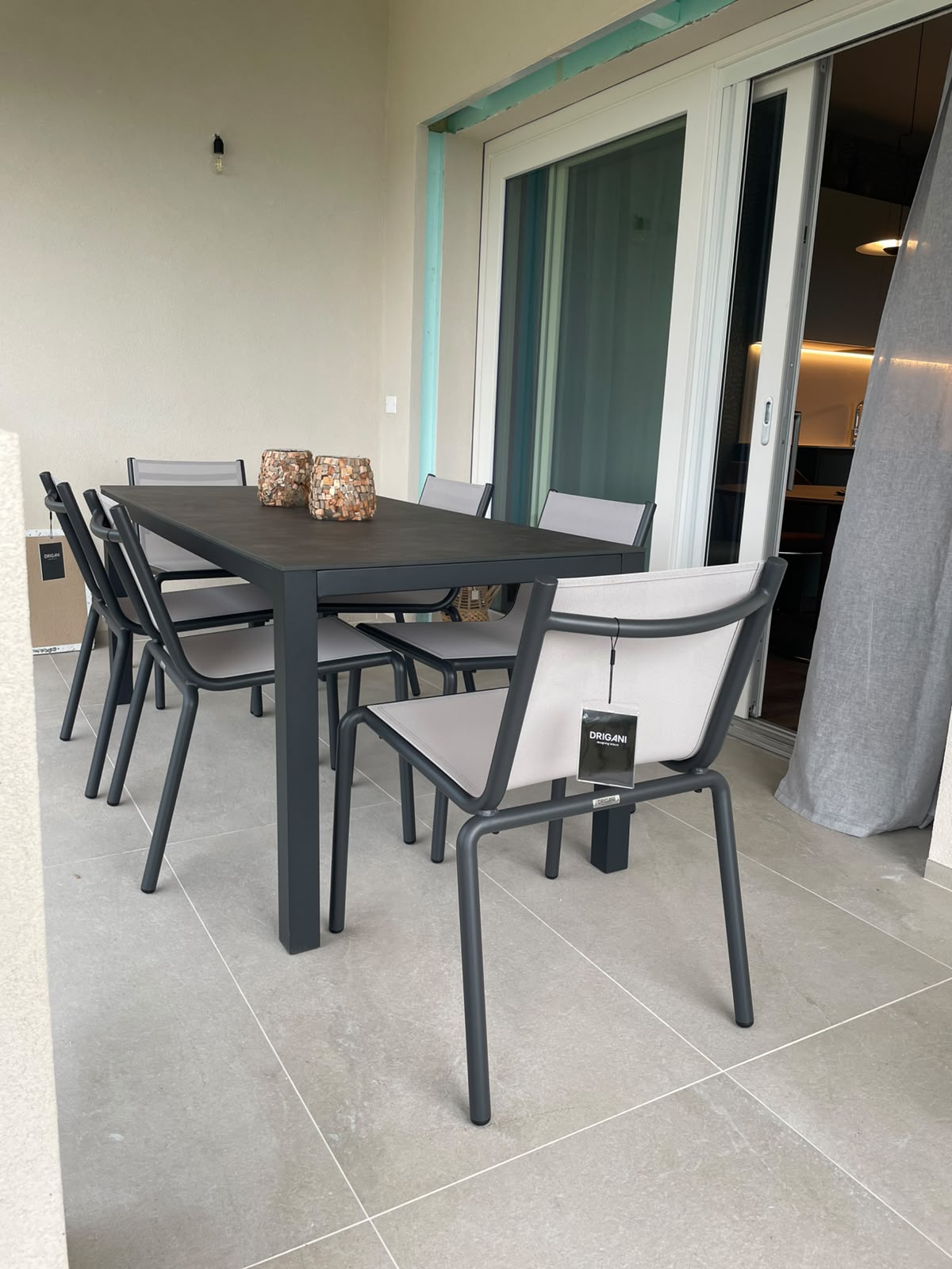 Möblierte Terrasse mit Esstisch und sechs Stühlen