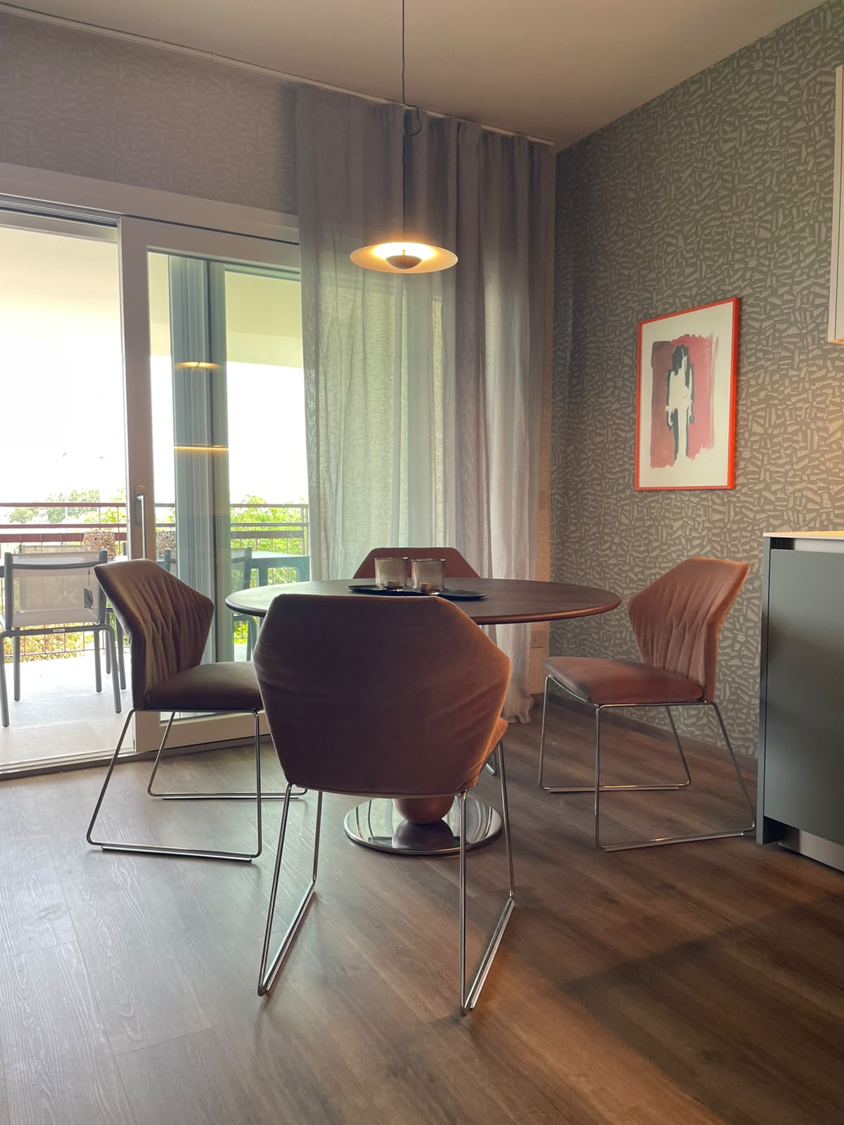 Essbereich mit rundem Tisch und Zugang zur Terrasse